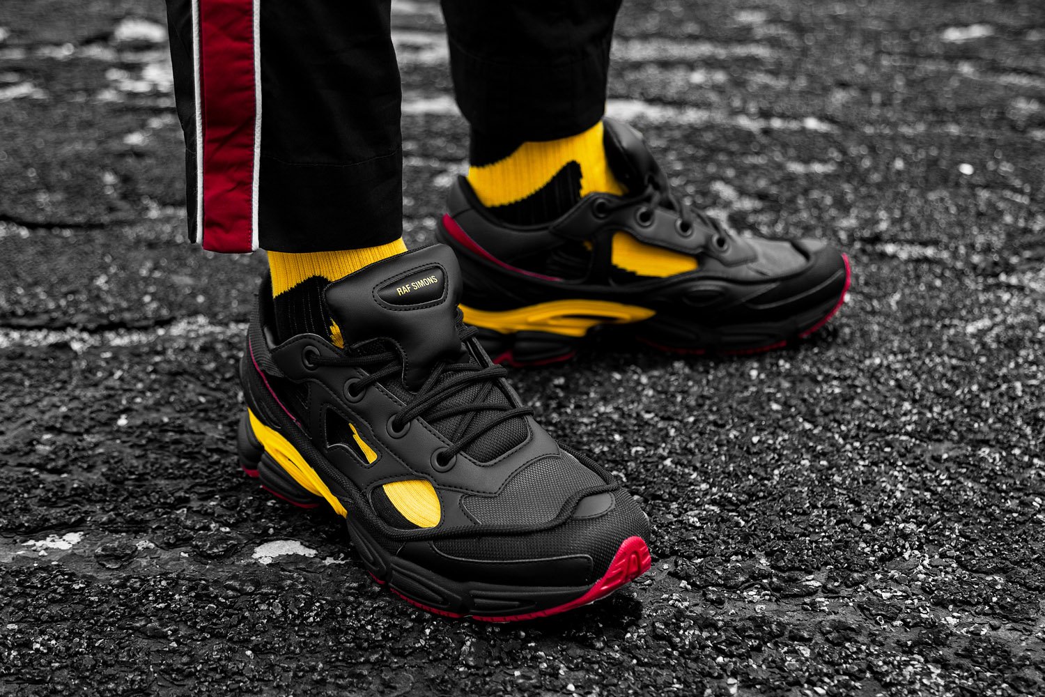 Klas berekenen deksel HBX on Twitter: "Special Release: @adidas by Raf Simons Replicant Ozweego " Belgium" now online. The sneaker celebrates the designer's birthplace by  featuring colors of the Belgian flag: black mesh, gold heel caps