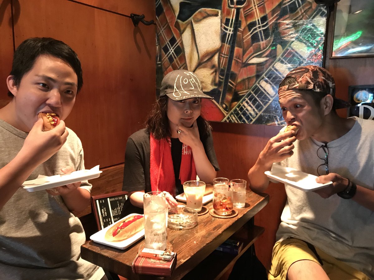 『THE CAVE』初日、2日目と終えた鳥島です。
観に来てくださったお客様本当にありがとうございます！
昨日は終わった後、伊勢佐木町のホットドッグ屋さんで打ち上げました！

来週の月曜日までやっておりますので是非関内まで。帰りに中華街、横浜スタジアムに寄れます。
quartet-online.net/ticket/pdi5jjm