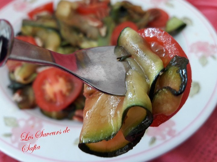 Saveur1975's tweet image. "Salade de courgette"
Une salade de courgettes avec ses longs rubans avec des noix de pecan et tomates cerise.Original et savoureux, le tous assaisonner d'une bonne vinaigrette!#salade #platfroid #healthy #végétarien #mangersain #noixdepecan #repasleger #delice #yummy