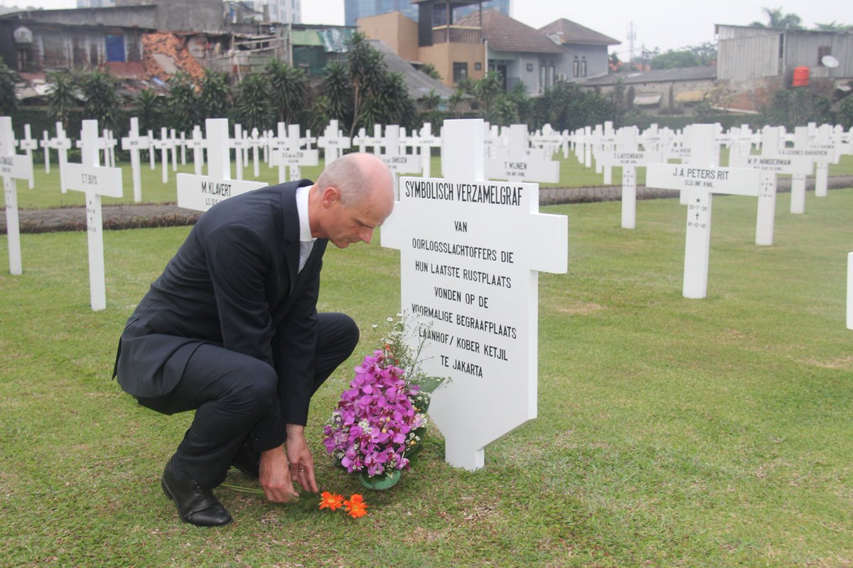 Op 3 juli bezocht minister Stef Blok van BuZA het Ereveld Menteng Pulo in Jakarta. Hij legde o.a. een bloemstuk bij het symbolisch verzamelgraf voor zijn grootvader en anderen, die in de oorlog stierven en begraven lagen op de voorm. begraafplaats Laanhof (later: Kober Kecil).