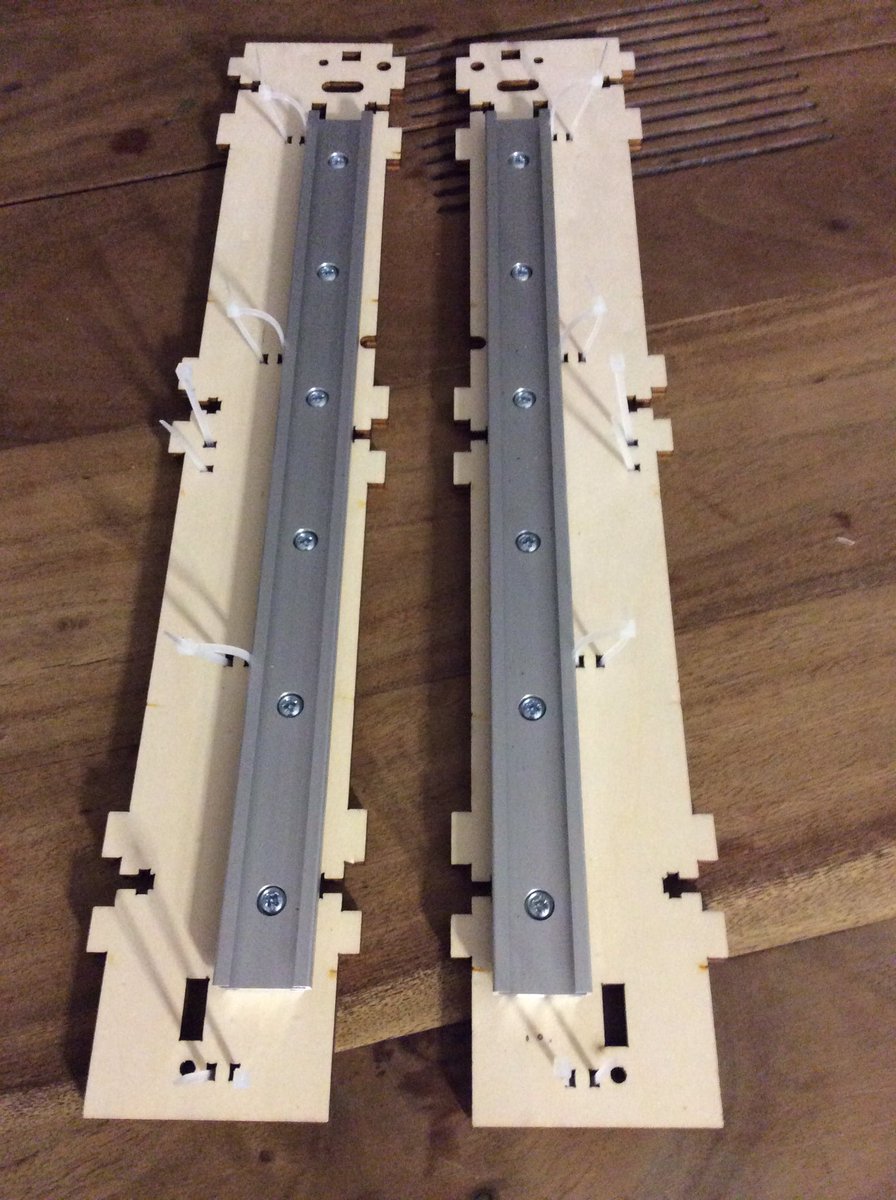 Imprimantes3D's tweet image. [Live Tweet MiniCut2d+] Les rails de l&apos;axe Z 

Les chariots de l&apos;axe Z sont guidés par un profilé Alu Igus
On remarquera la marque de fabrique des machines à monter sois même : Les colliers de serrage en plastique 😜

#maker #cncfab @elcp72 @MiniCut2d