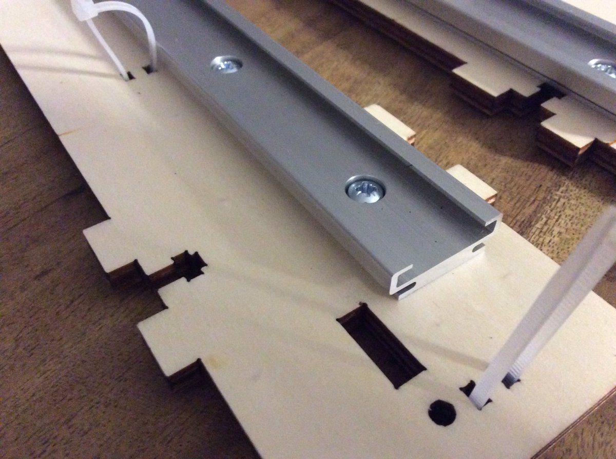 Imprimantes3D's tweet image. [Live Tweet MiniCut2d+] Les rails de l&apos;axe Z 

Les chariots de l&apos;axe Z sont guidés par un profilé Alu Igus
On remarquera la marque de fabrique des machines à monter sois même : Les colliers de serrage en plastique 😜

#maker #cncfab @elcp72 @MiniCut2d