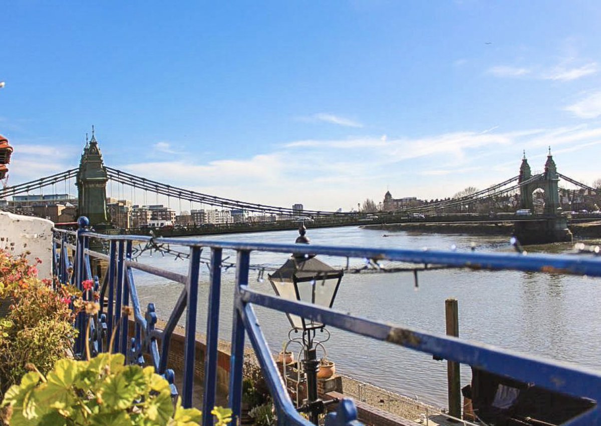 Come on son. No more tears. Cheer yourself up at the outdoor-drinking pubs with the most stunning views: e.mrhyde.com/25MP-5QIWW-17O…