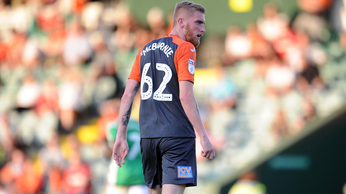 📸 @oli_mcburnie showing off our new shorts sponsorship deal with @LowCostVans this week. 👍 https://t.co/frhnlIdWKf