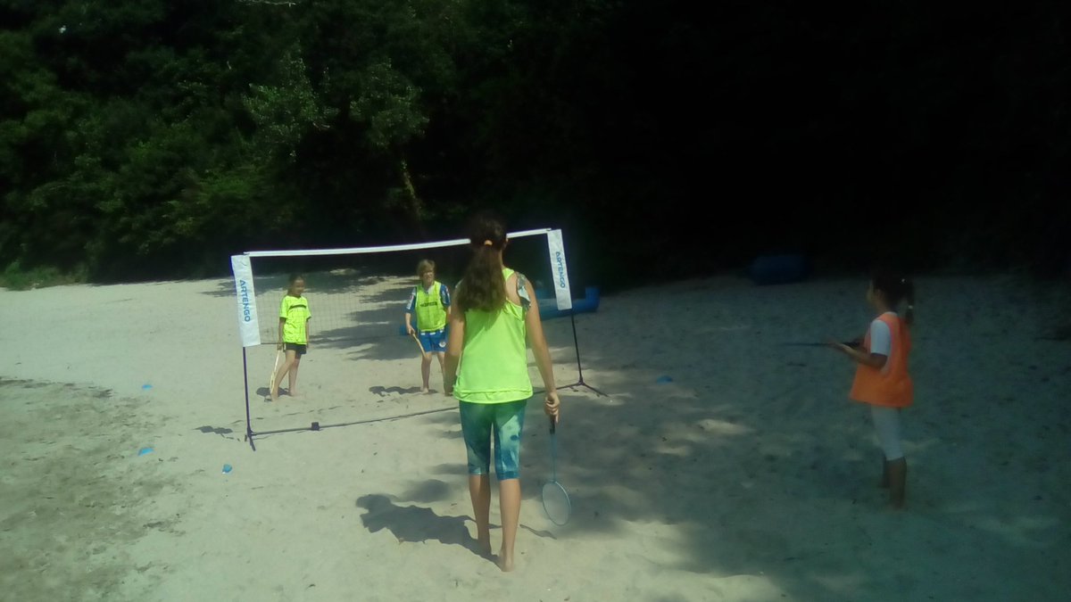 CAMPUS MAVI 2018 | Cuarto día de #CampusMavi en #Fene. Hoy las niñas están en la playa de Almieiras jugando a diversos deportes. En este caso de raqueta! #peligro #futsal #futsalfem