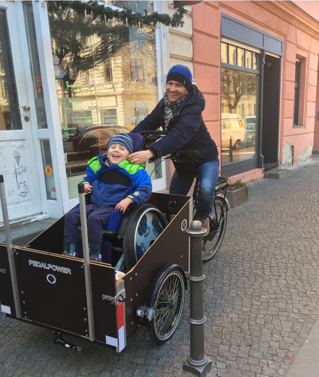 Las #ciudades del #futuro son ciudades amigables para las #personas.
Tal ciudad es ante todo #accesible, y en ella, la #movilidad es posible para todos.
#humanité #ciclismo #bici #PeopleOverPolluters #cargobikes #bicibcn #ciclistas #altrabajoenbici #wheelchair #handicap