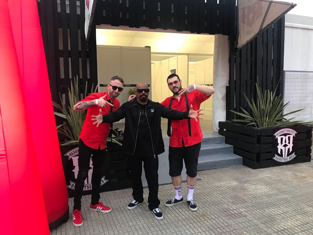 Nega_Maiz's tweet photo. Y volviendo a camerinos dice @ToniElSucio Hostia molaría encontrarse con Sean Dog. Girar la esquina y... un sol de persona. 
-where are you from?
-Valenssia, Raiot Prupaganda

Hasta que todos caemos en que es cubano y hablamos castellano. 

#PowerFlo
#CypressHill https://t.co/kzSIwY5BIc