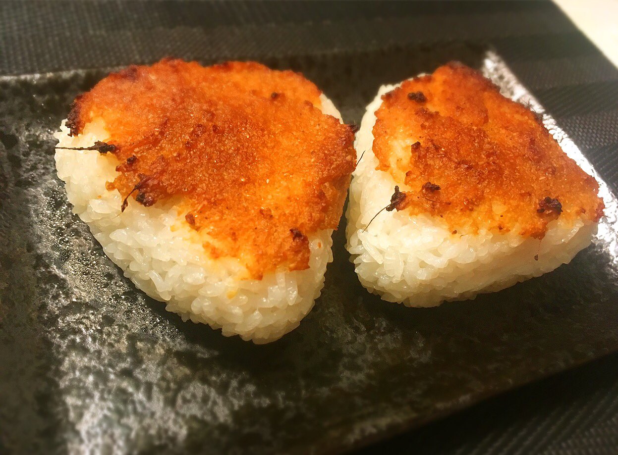 リュウジ 料理のおにいさんバズレシピ 鍋に味噌 100g 酒と砂糖大さじ2強ずつを入れ火にかけ混ぜおろし生姜50g すりごま大さじ4入れ火にかけ混ぜると青森の万能調味料 生姜味噌になります こいつは野菜やご飯につけても最高なんですが 一番最高なのは焼き