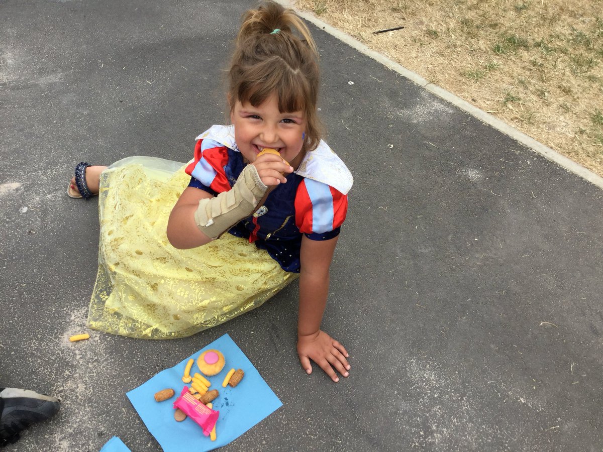 FS2ASH's tweet photo. Picnic time 🍰🍩 thank you to all the parents who brought some food in for the children on such short notice 👍 you are the best! https://t.co/Ob7U8fOaG1