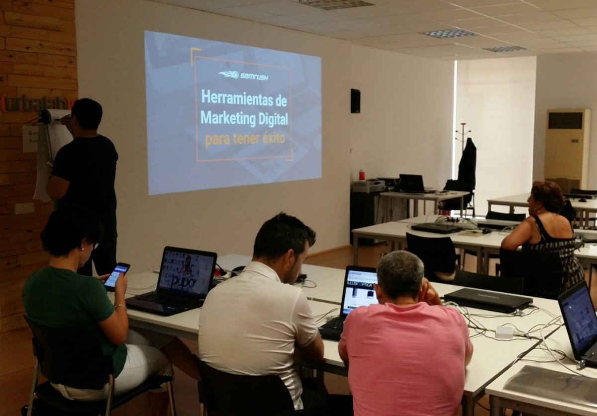 MaySifres's tweet photo. Millorant les habilitats digitals amb @Fernando1Angulo de @semrush @semrush_es Interessant xerrada per analitzar el #posicionament natural i la competència online. https://t.co/kqYYbwxAD7