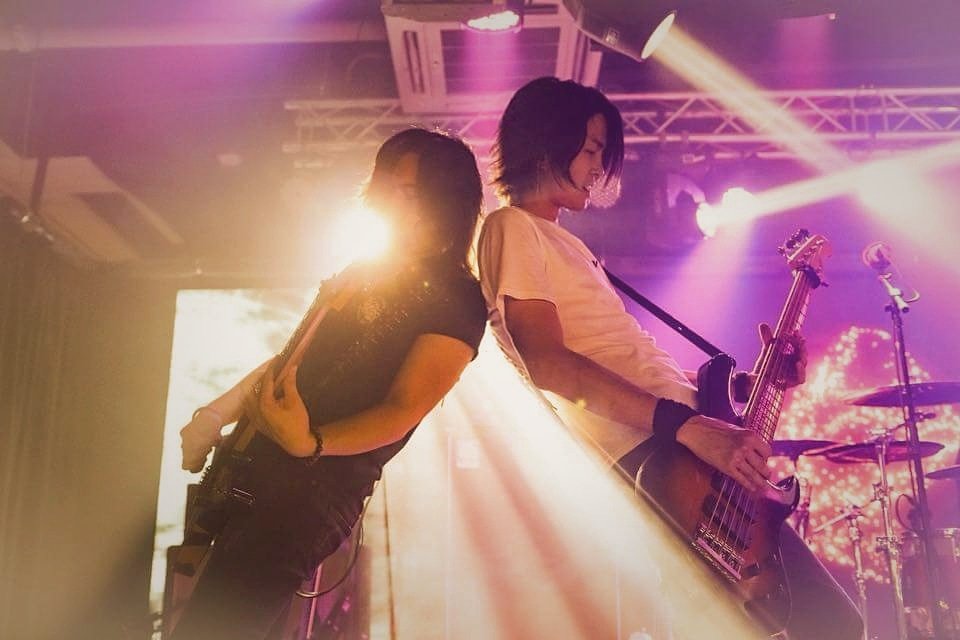 JasonIP17's tweet photo. 盡情享受着台上的每一刻🎸
#awakening #deepinsidehk #live #thistownneeds #sadowsky #espguitar #metalcore #hongkong #darkglass #akg #musiumdiv #it #ampeg https://t.co/uVtSSls6RO
