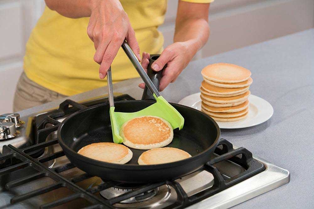 The Ultimate Kitchen Helper Everyone Needs. The clever Tongs Combines The flip of the 'Spatulazos' and the squeeze of the tongs. now, you can flip, cradle, grab, or scoop your food with one utensil! it makes cooking and serving your favorite meals easier..
topvalues.net/spatulazos