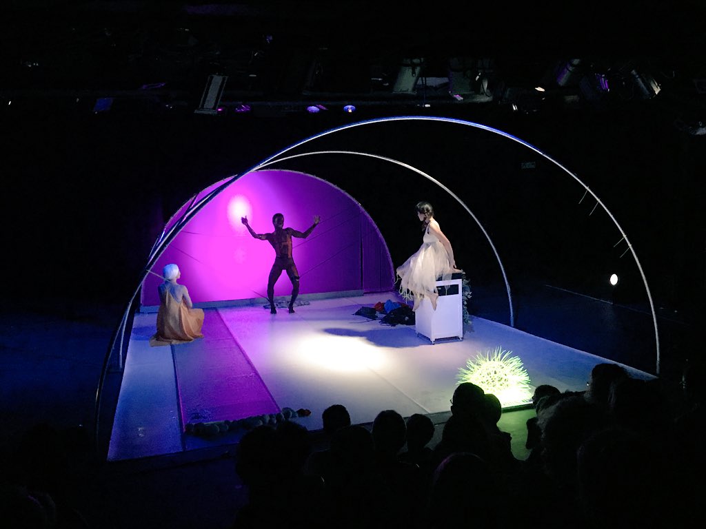 hautsdefrance's tweet image. #Avignon La @Ciedeslucioles vous emmène dans leur bulle du futur avec leur spectacle « Quand j’aurai mille et un an » pour @avignonleoff. #FDA18 #OFF18 #hautsdefrance