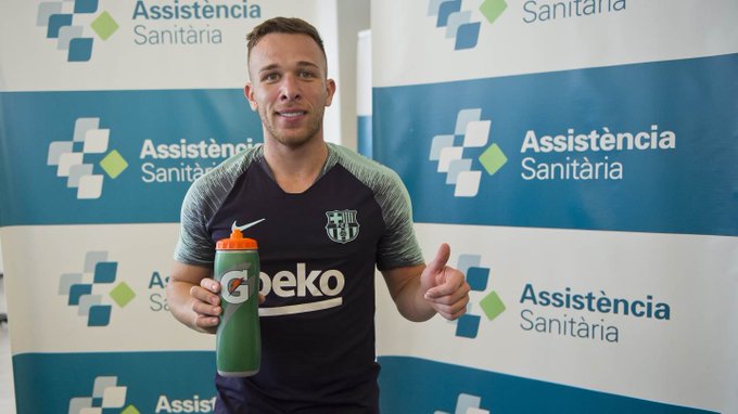 Dh5m A6X0AIAIdp?format=jpg&name=small - Arthur assina contrato e é apresentado no Barcelona: "Dia mais feliz da minha vida"