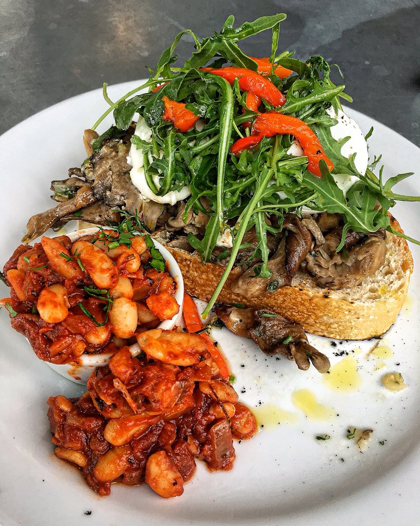 When you can’t decide between oyster mushrooms with parsley butter or the DIRTY BEANZ? Have both 😋 on doorstep sized sourdough of course. Banging brunch <a href="/BakesmithsHQ/">Bakesmiths</a>