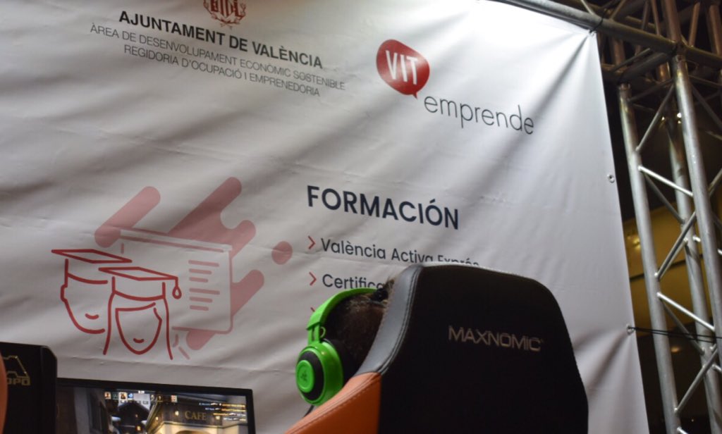 PSOEValencia's tweet photo. RT @sangomezlopez: 🎮 Cómo nos gusta disfrutar de los eSports en #DHVLC18. Por cierto, a través de @VITEmprende y @valenciactiva_ podéis encontrar un stand son 5 startups del sector del gaming, como @ExplosiveDinos o @scoutim_com https://t.co/s16cZKskVr