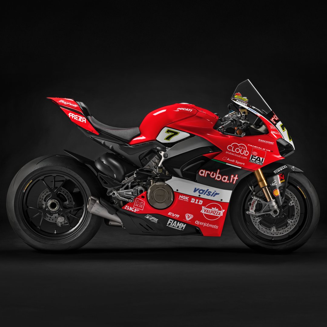 Each one of the #PanigaleV4 racing in #TheRaceOfChampions at #WorldDucatiWeek will have a special livery dedicated to its rider. Here’s a sneak peek of 4 of the 12 bikes that will hit the Misano World Circuit racetrack.
Find out more and buy your pass at bit.ly/TheRaceOfChamp…
