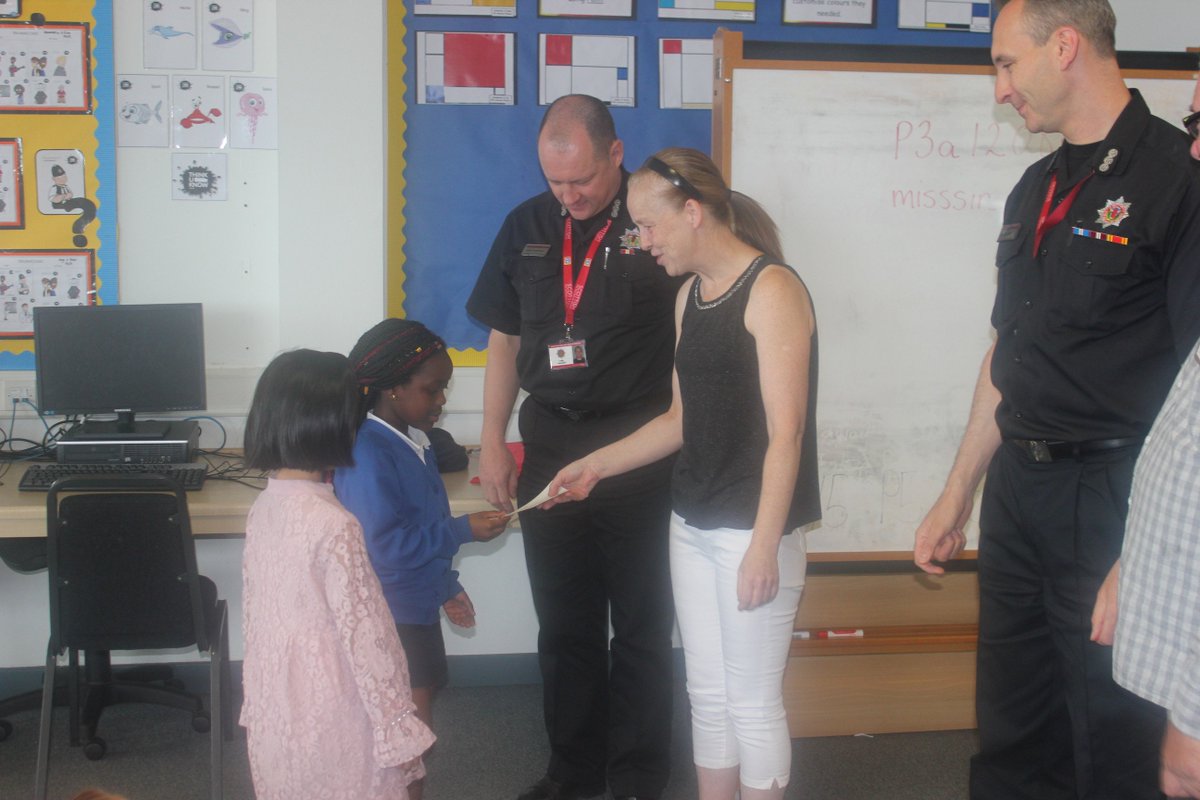 scotfire_glasgo's tweet photo. A presentation from @saracenprimary pupils to #thechancers and @scotfire_glasgo with a cheque for £172 which will go towards the #Wallacecampaign thanks for your enthusiasm and support for #letsmakewallacefamous @fire_scot @SFRHTtweet @LinkUpScotland @ng_homes @rollergirl32 👏🏼 https://t.co/dtSblVs0O2