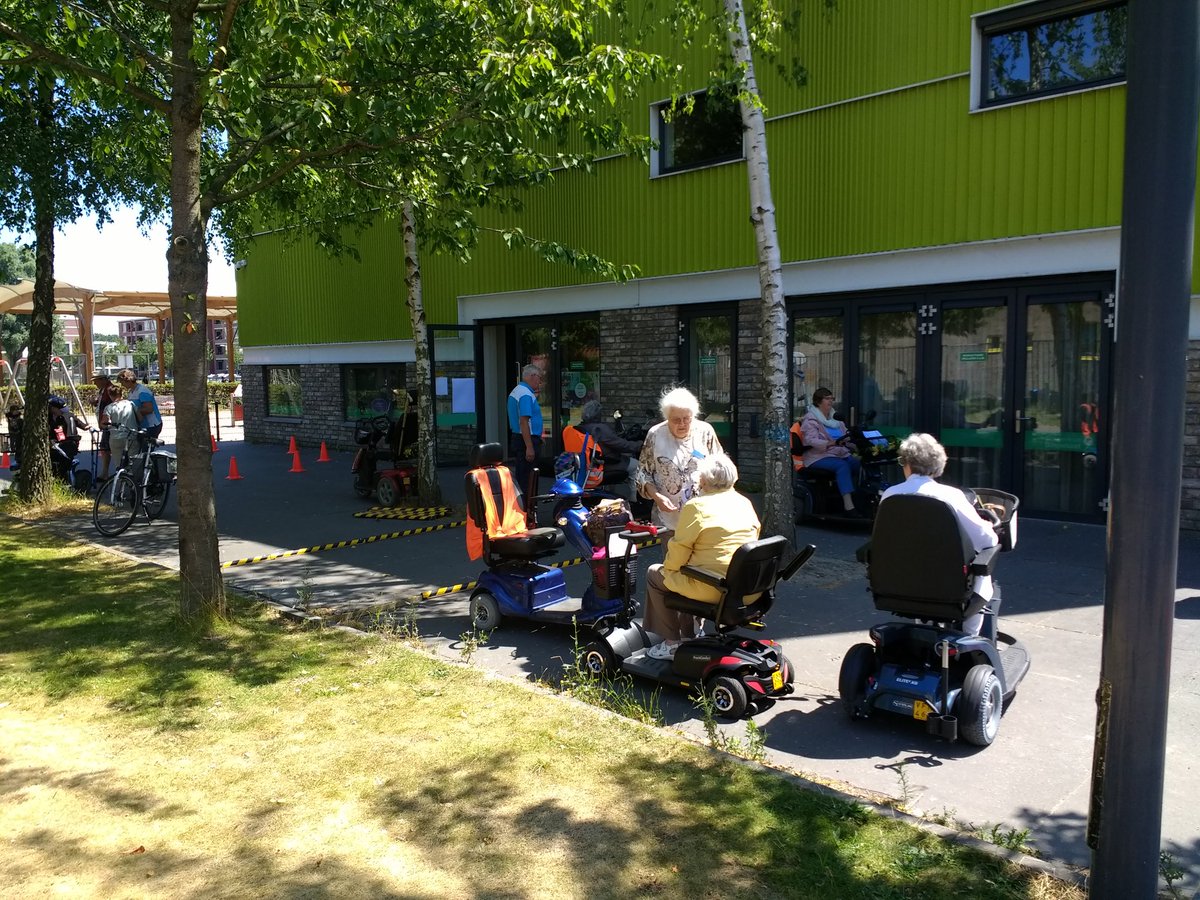 MargovdS's tweet photo. Na een goedverzorgende lunch via #restaurantH'eerlijk @BoudewijnJorna gaan de senioren met wat uitleg buiten nu zelf aan de slag en op pad met hun scootmobiel en vrijwilligers van #VeiligVerkeerNederland #scootmobielcursus @EHooning @MOOIwelzijn #xtrawelzijn https://t.co/LKJgAZHsTa