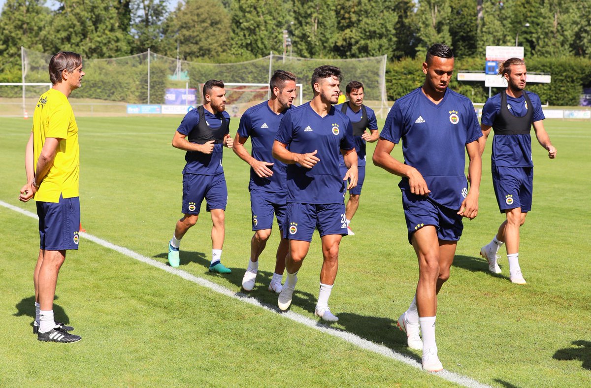 Fenerbahce's tweet photo. 📸 Fenerbahçemiz, yeni sezon hazırlıklarını İsviçre kampında sabah saatlerinde yaptığı antrenmanla sürdürdü. ⚽💪 #FBSK https://t.co/M5odWHv9Hi