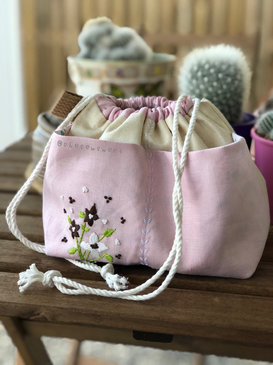 Onecozystrand's tweet image. Put a little pretty touch on the pouch. #handembriodery #handmade #drawstringpouch #projectpouch #projectbag #shesewsweet #weebrabag #embroidery #embroidered #sewing #sew