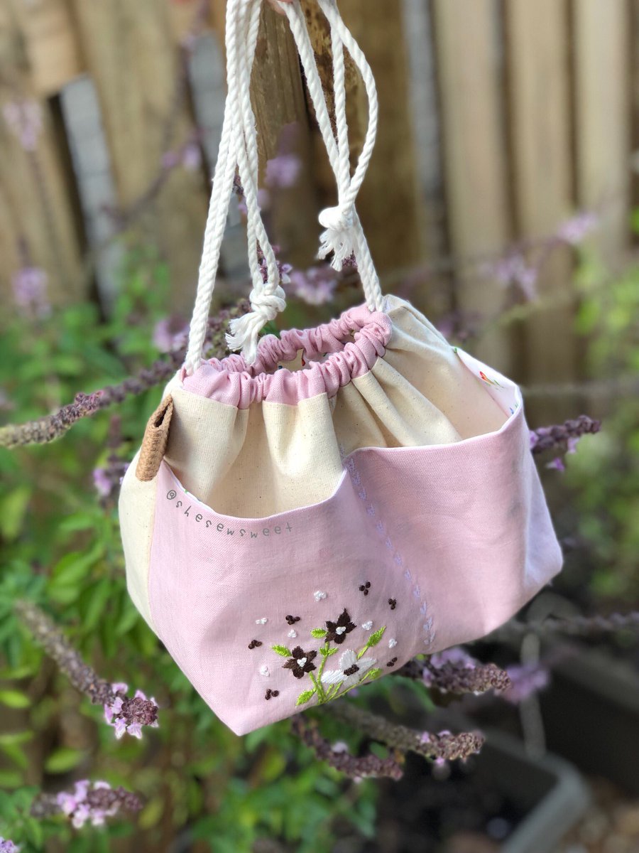Onecozystrand's tweet image. Put a little pretty touch on the pouch. #handembriodery #handmade #drawstringpouch #projectpouch #projectbag #shesewsweet #weebrabag #embroidery #embroidered #sewing #sew
