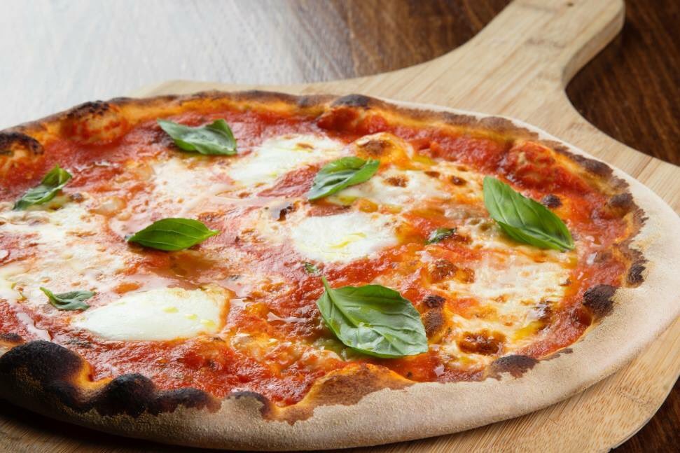 No te resistas al sabor de nuestras #pizzas al horno de leña 💛 🍕
#foodporn #comfortfood #KomfortCalpe