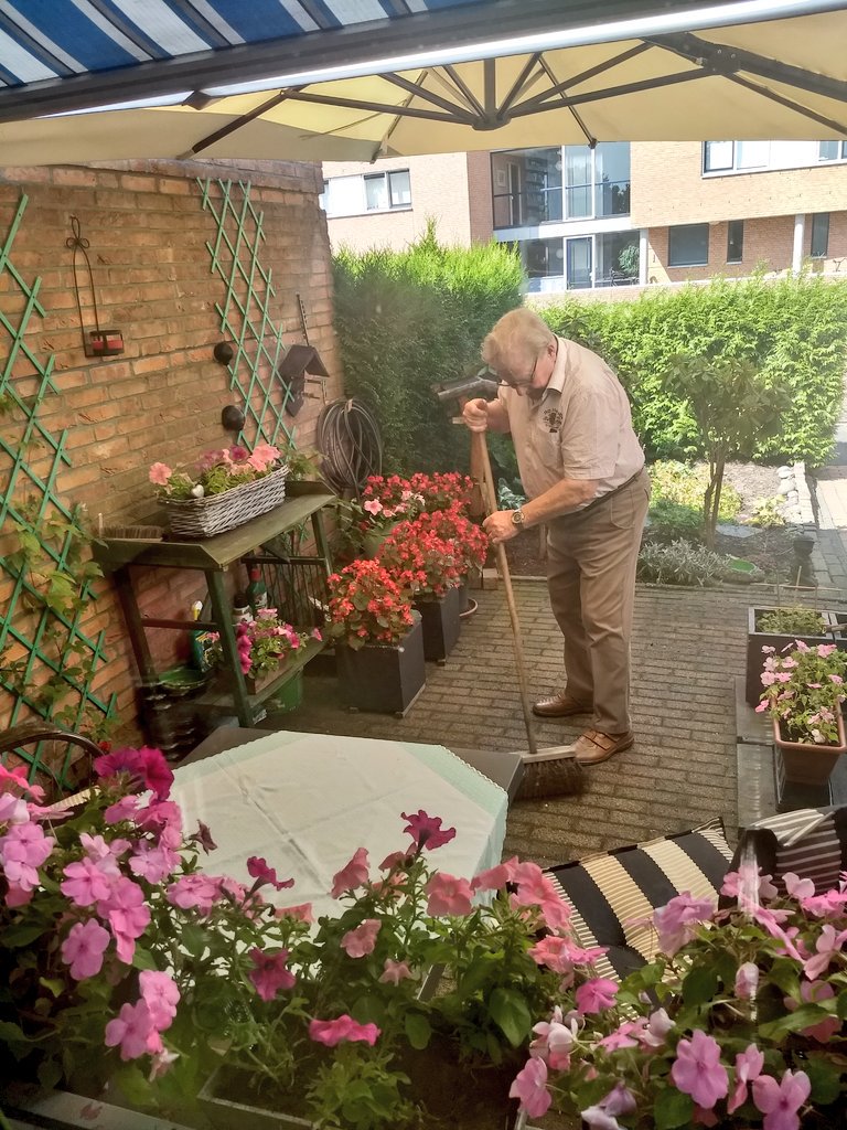 alderliestenJ's tweet photo. Bijzonder gesprek gevoerd met 86-jarige Heinz die beginnende #dementie heeft. 'Ziek zijn is geen schande. Probeer wat van het leven te maken!' @movisie @Ilsolde #informelezorg @DementieZorg @NiekStamFoto https://t.co/3djSQLOqMq