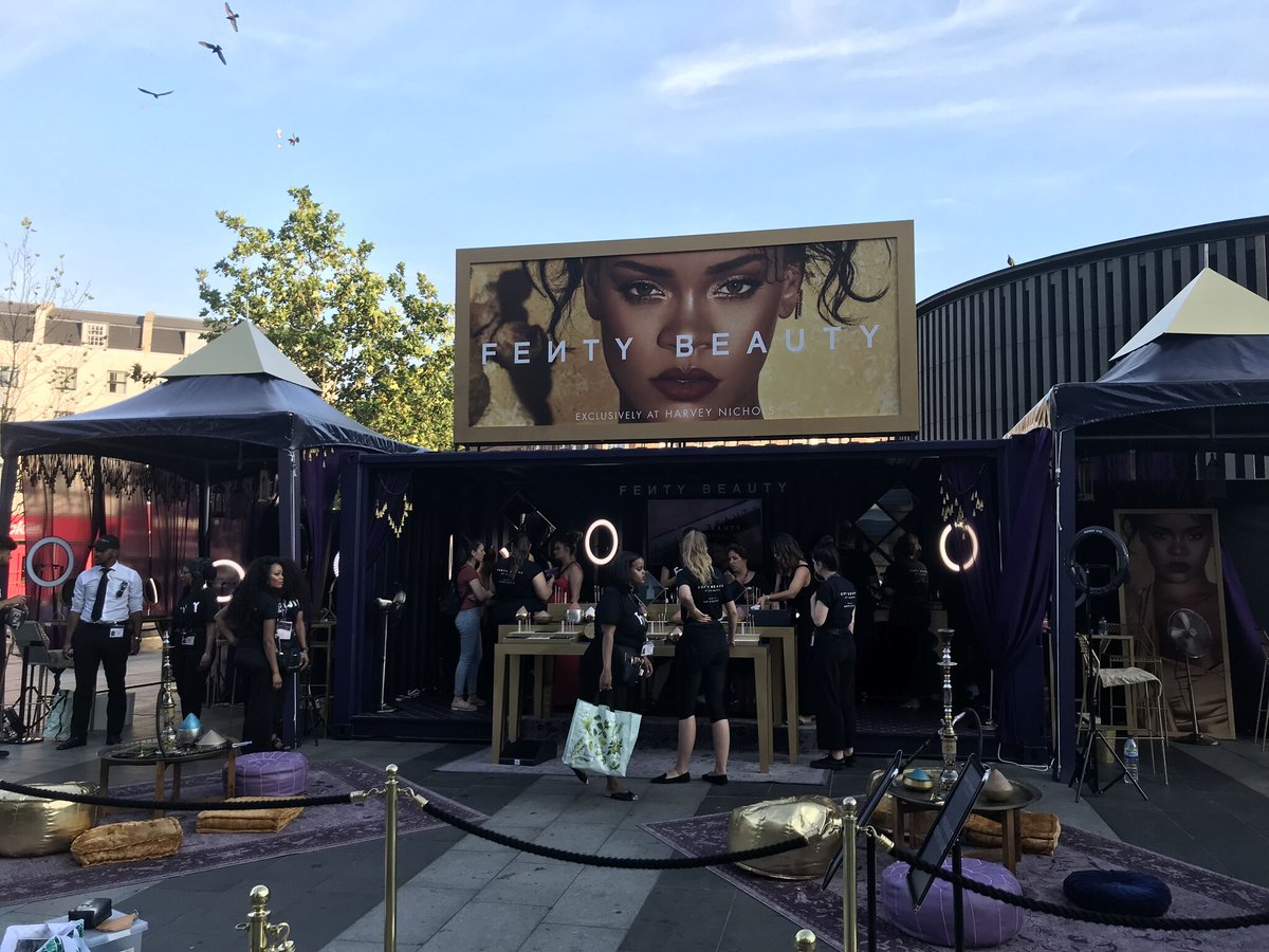 ShapeDesign_'s tweet image. #tbt #fentybeautypopup new work from us - production and installation of the Fenty Beauty Pop up last week at London's Kings Cross 👌