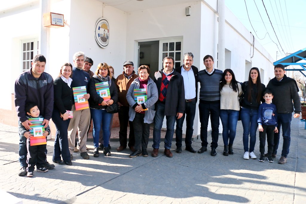 leonediego's tweet photo. 🏡👪 Presentes en cada pueblo de la provincia. Estuvimos en #SargentoCabral y #Rueda para entregar 8 escrituras y poner en marcha 3 nuevas viviendas bajo la modalidad de Lote Propio https://t.co/MSLc1zZsVI