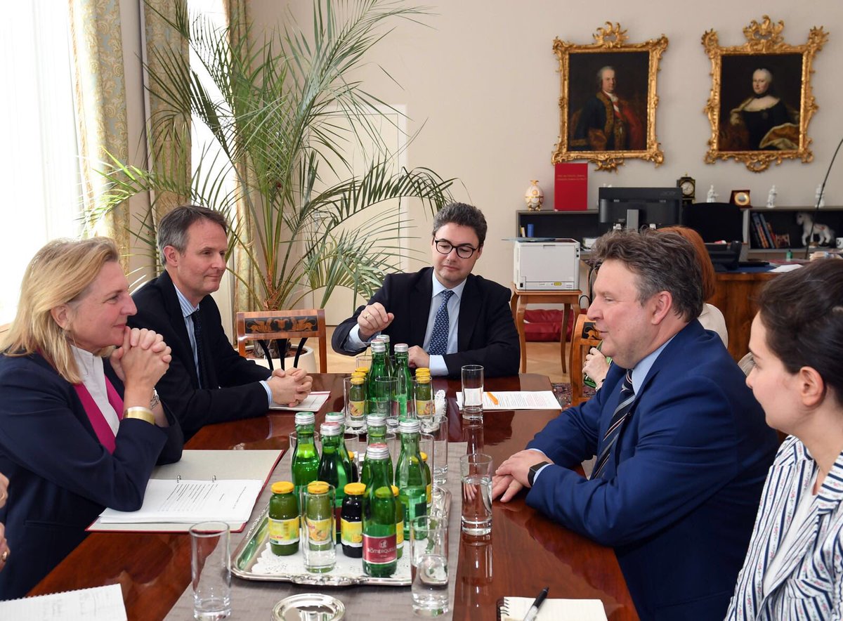 Willkommen Bürgermeister #MichaelLudwig im Außenministerium! Die Stärkung des Standortes #Wien als Amtssitz Internationaler Organisationen und als Ort des Dialogs stellt einen wichtigen Teil der Zusammenarbeit zwischen Außenministerium und Stadt Wien dar.