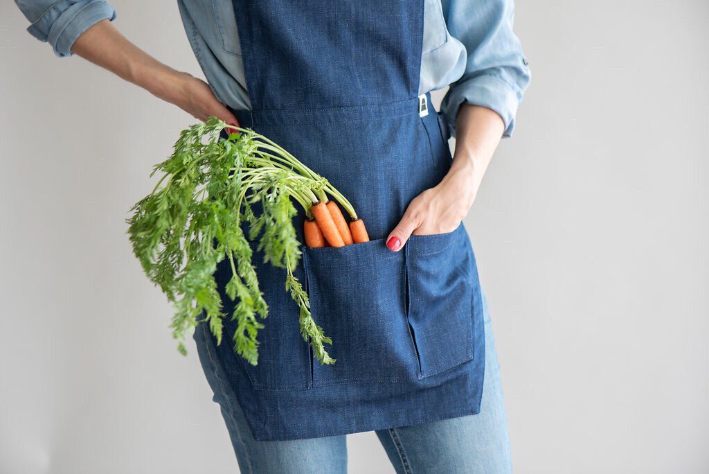 CrystalKStyle's tweet image. What did you think the pocket was for—an #iPhone or something? #apronstyle #gardener