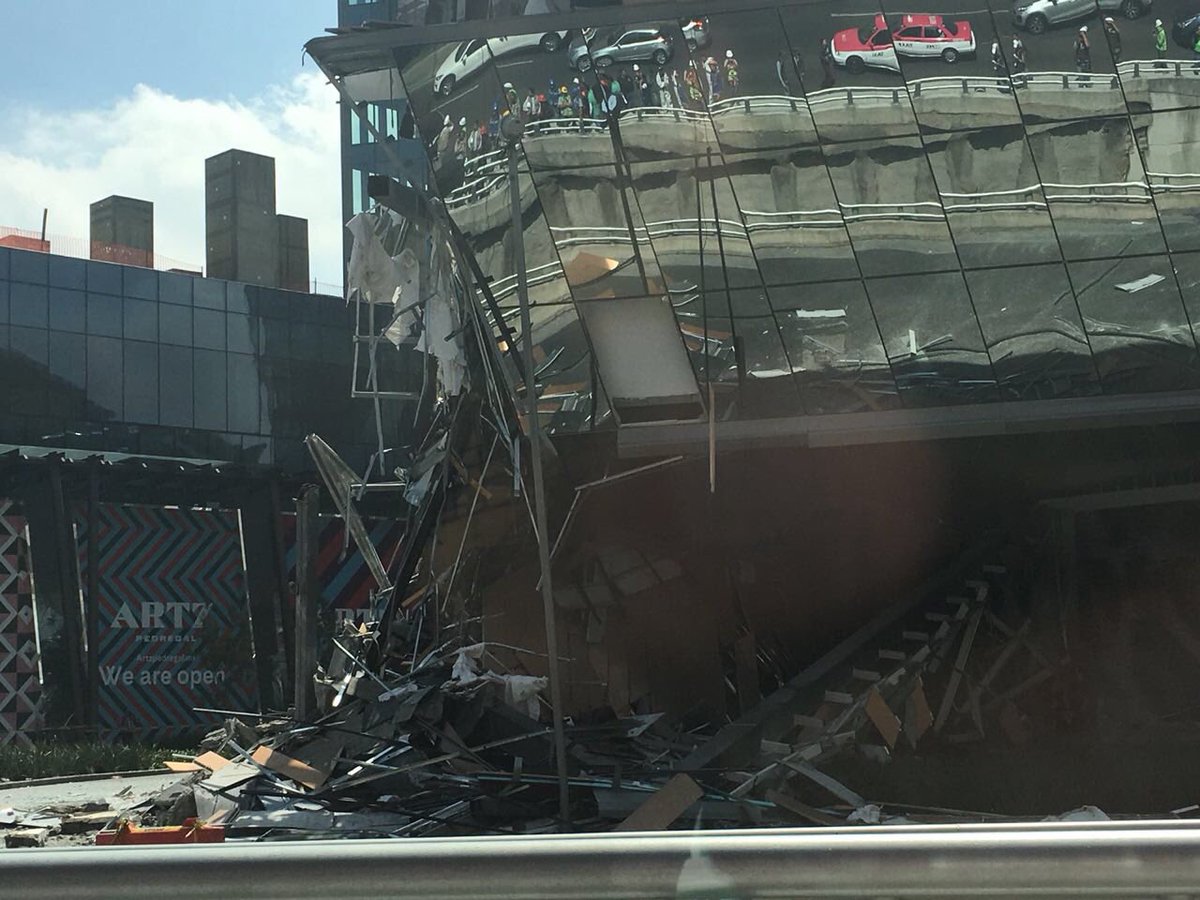 AnaMafud's tweet image. Alerta derrumbe de plaza en Periférico #CDMX Elementos de los servicios de emergencia acordonaron la zona.

La afectación ocurrió en un punto que aún está en construcción.

El director de emergencias confirma que no hay personas atrapadas.