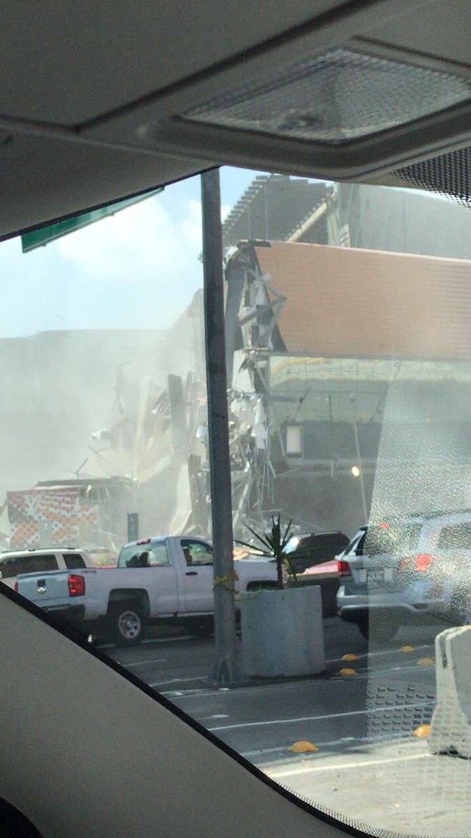 AnaMafud's tweet image. Alerta derrumbe de plaza en Periférico #CDMX Elementos de los servicios de emergencia acordonaron la zona.

La afectación ocurrió en un punto que aún está en construcción.

El director de emergencias confirma que no hay personas atrapadas.