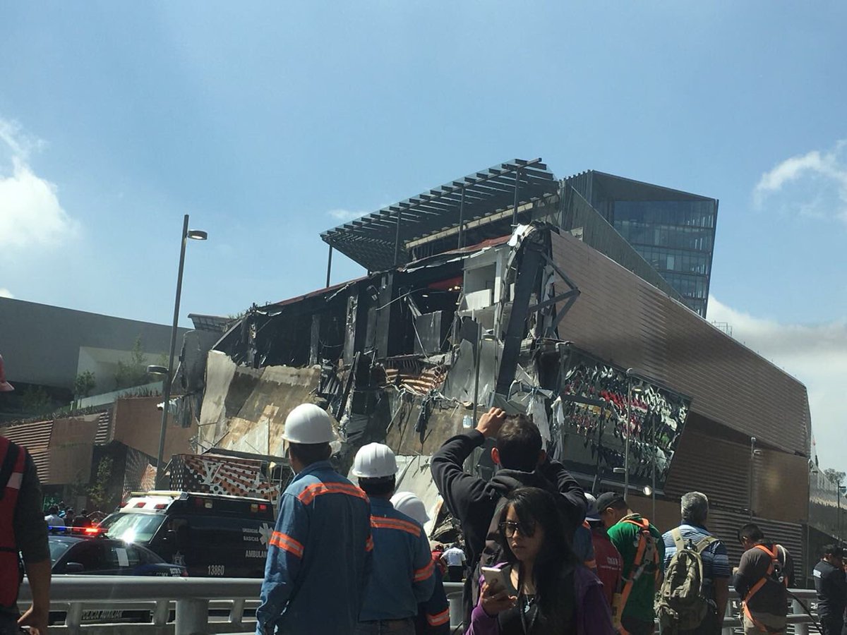 AnaMafud's tweet image. Alerta derrumbe de plaza en Periférico #CDMX Elementos de los servicios de emergencia acordonaron la zona.

La afectación ocurrió en un punto que aún está en construcción.

El director de emergencias confirma que no hay personas atrapadas.