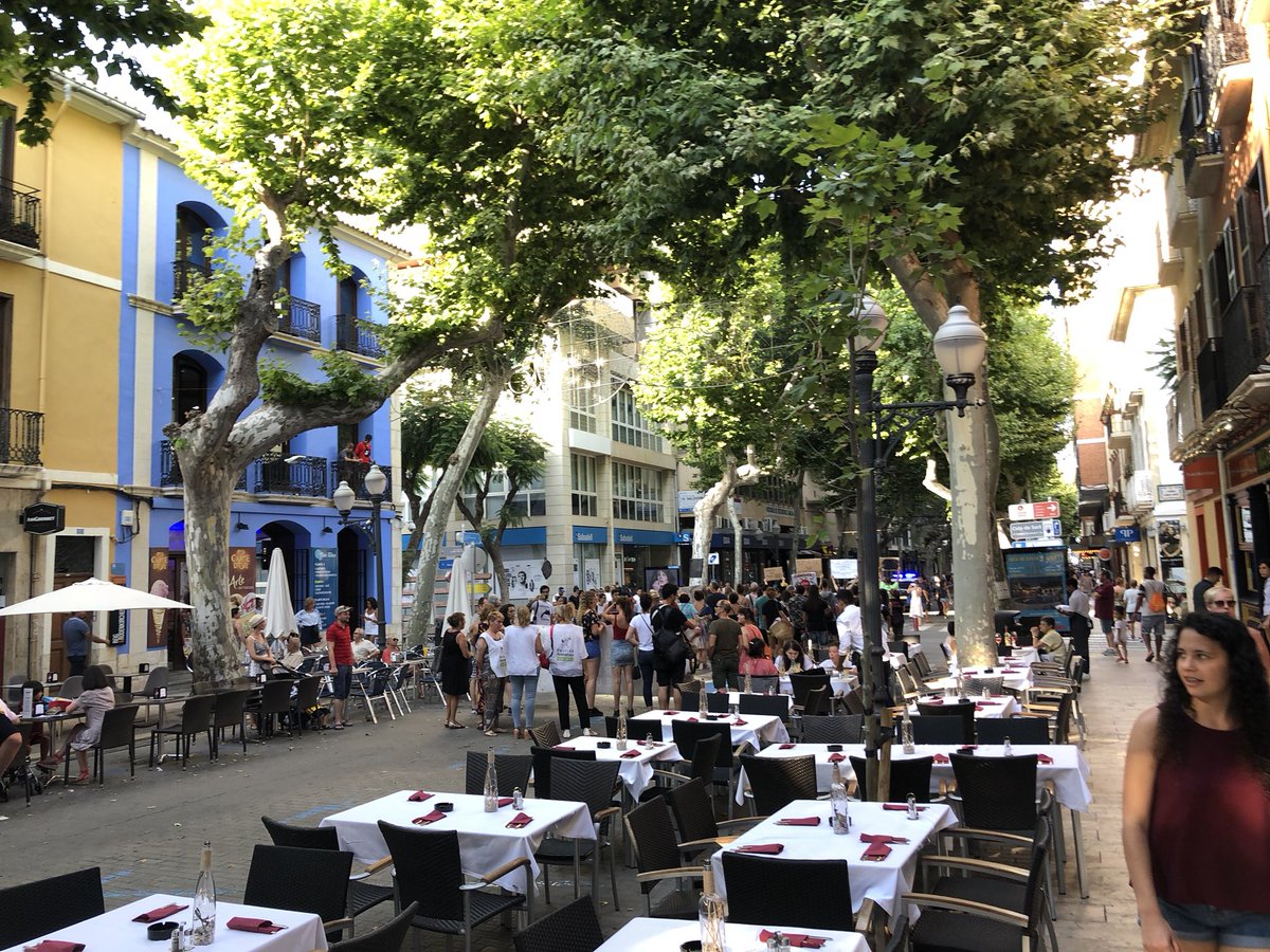 zipry's tweet photo. Menos mal que gracias a estos 20 es más conocida #denia! Si los cuentas... hay más policia que manifestantes antitaurinos jajaja y se sacan fotos y vídeos entre los turistas para hacer bulto. Que tristeza la gente ni los mira. #bousalamar #quepena https://t.co/NktvgZAJBm