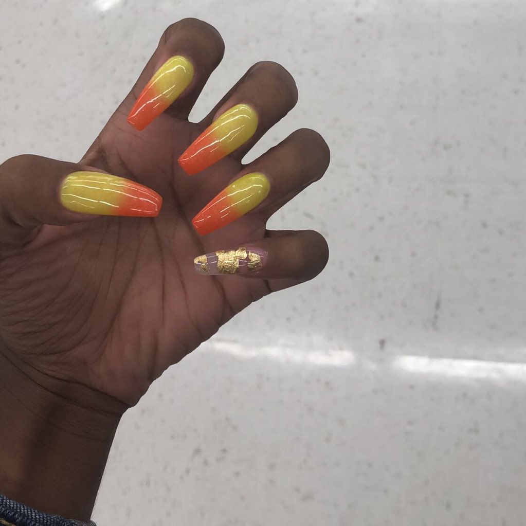 HEY_cutieXoxo's tweet image. Summer vacation vibes ✨🌼🔥🧡 
#MoodChange 
#CandyCorn
#Obessed
@ShowYourClaws