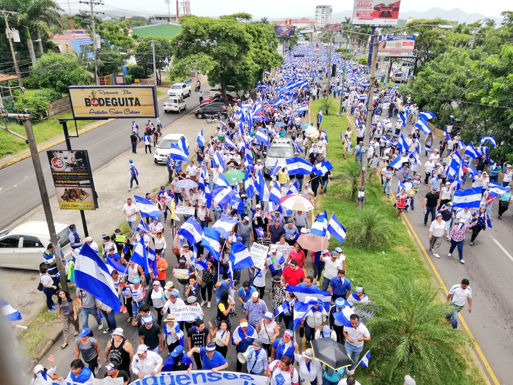 Maynorsalaz's tweet photo. "Chayo, aquí están tus minúsculos", dicen los ciudadanos que protestan en contra del Gobierno del presidente Daniel Ortega y Rosario Murillo. https://t.co/TyUtAHfd4J