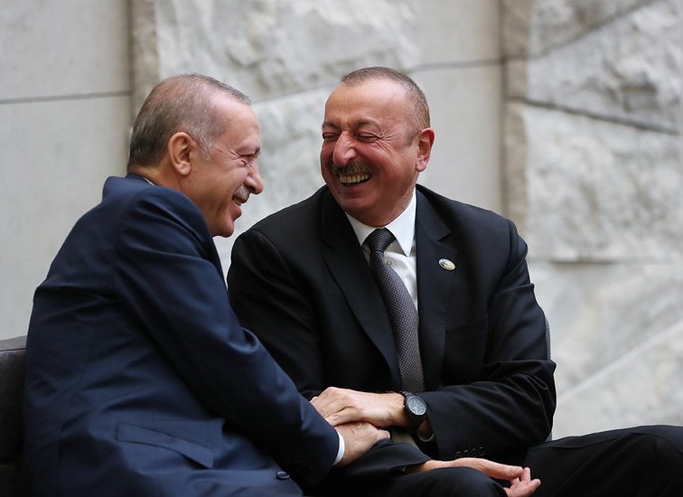 iletisim's tweet photo. #CumhurbaşkanıErdoğan, Türkiye'nin NATO Nezdindeki Daimi Temsilciliği’nde Azerbaycan Cumhurbaşkanı Aliyev ve Bosna Hersek Devlet Başkanlığı Konseyi Başkanı İzzetbegoviç ile üçlü görüşme gerçekleştirdi. https://t.co/6wgfcKNSZ4