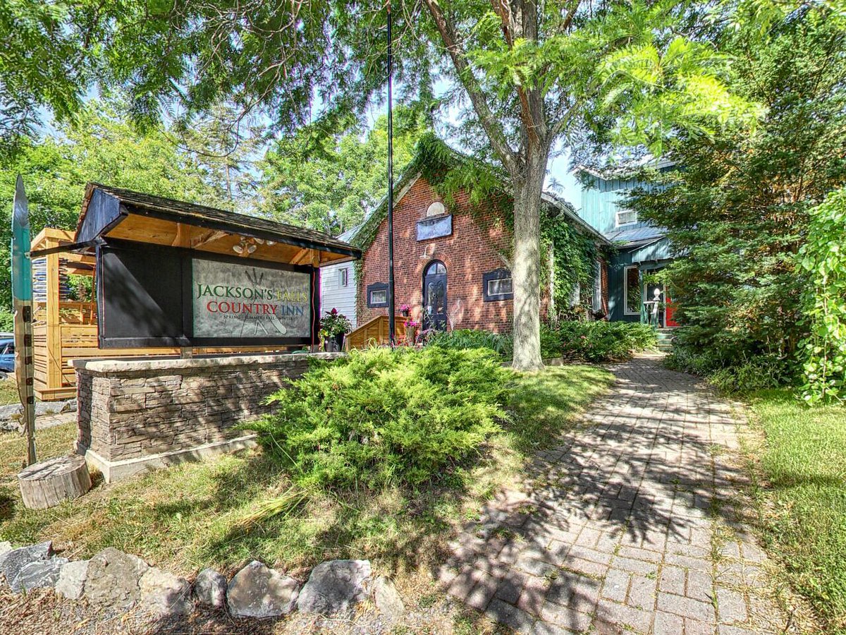 The Inn looking good on a sunny day 🌞🏡