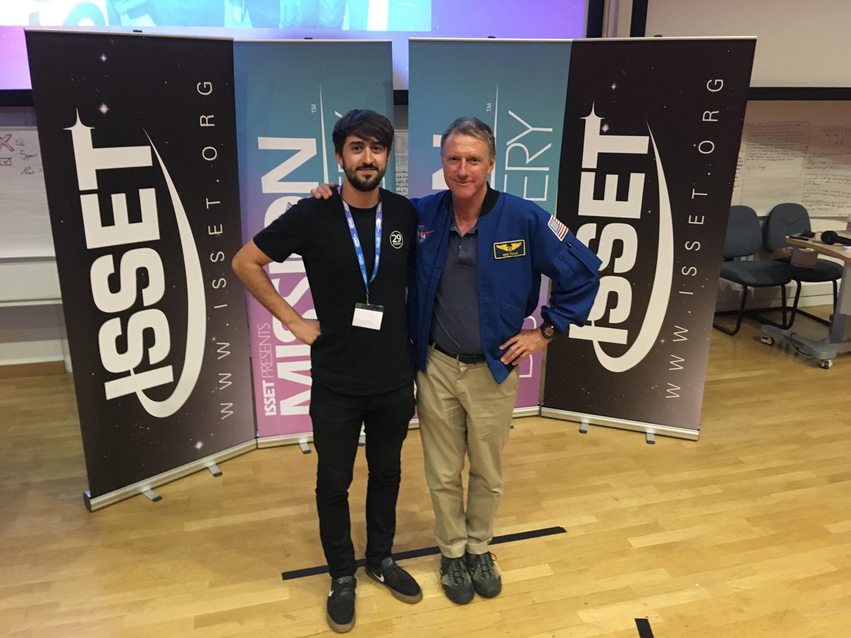 Our #29ER Tom with former NASA #astronaut Mike Foale while filming with @ISSET_STEM. Amazing day.

#MissionDiscovery #STEM #NASA #London #Space