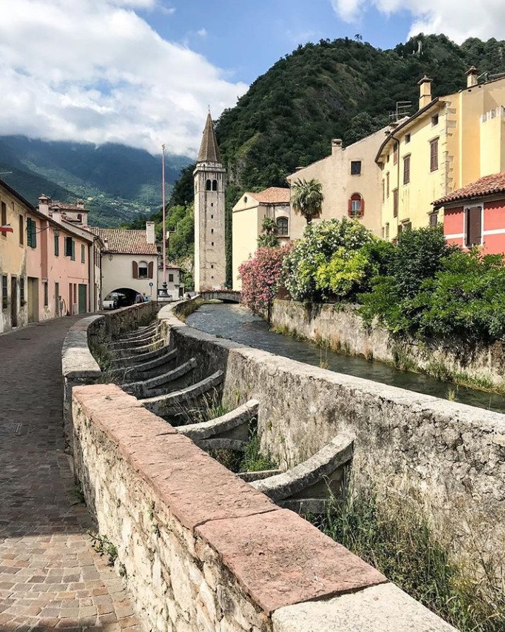 TurismoVeneto's tweet photo. Quanti posti da scoprire, quanti piccoli angoli, tutti ricchi di storia e tutti unici. #Serravalle con il Duomo, il ponticello che attraversa il fiume #Meschio, la #PiazzaFlaminio meritano una visita, meritano una fotografia https://t.co/YmfNbGWGZr #VisitVeneto (foto IG burelli) https://t.co/k6jtty9ose