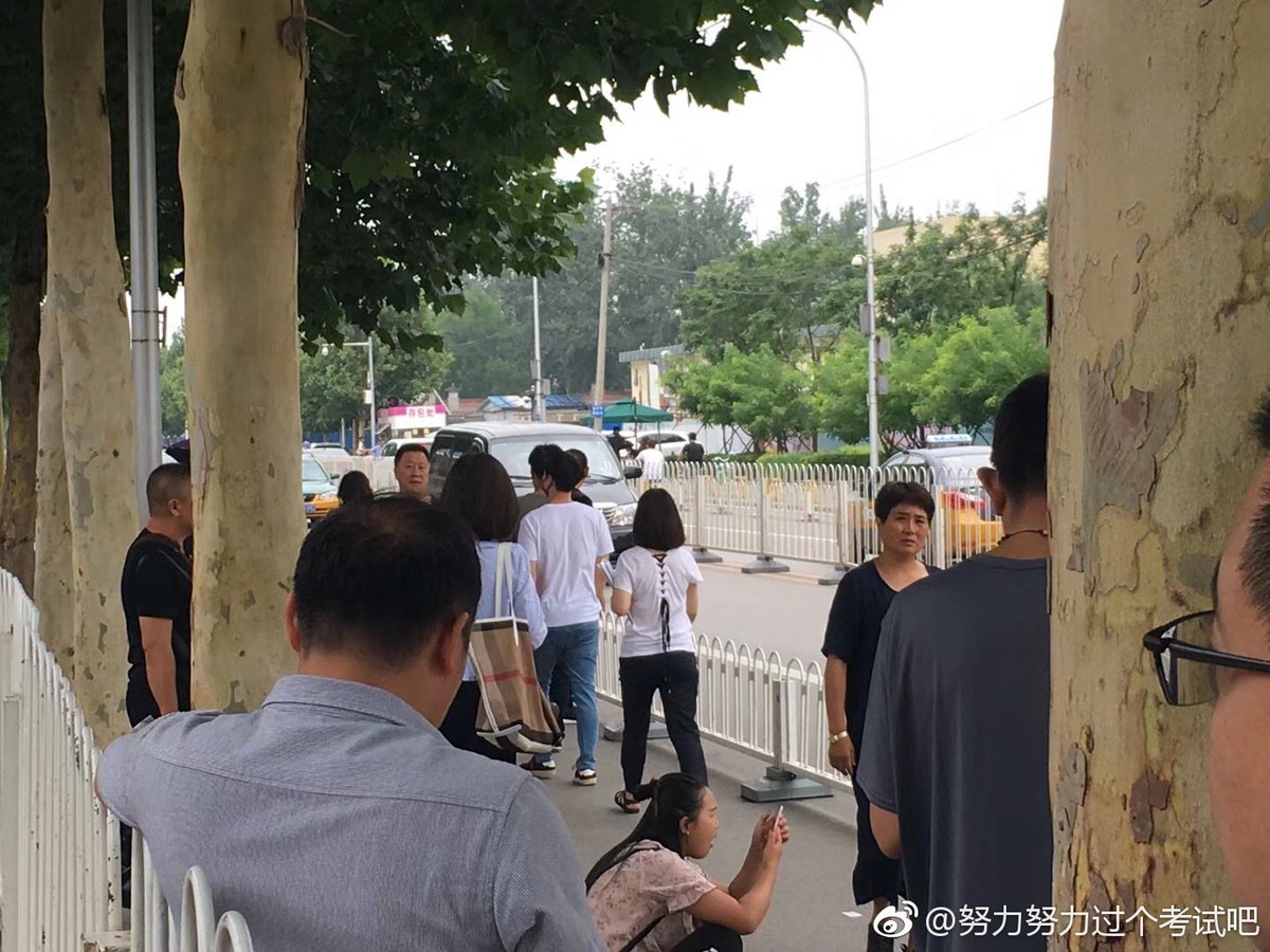exofandotcom's tweet photo. someone spotted yixing infront of US embassy https://t.co/QJTSvR0ybb