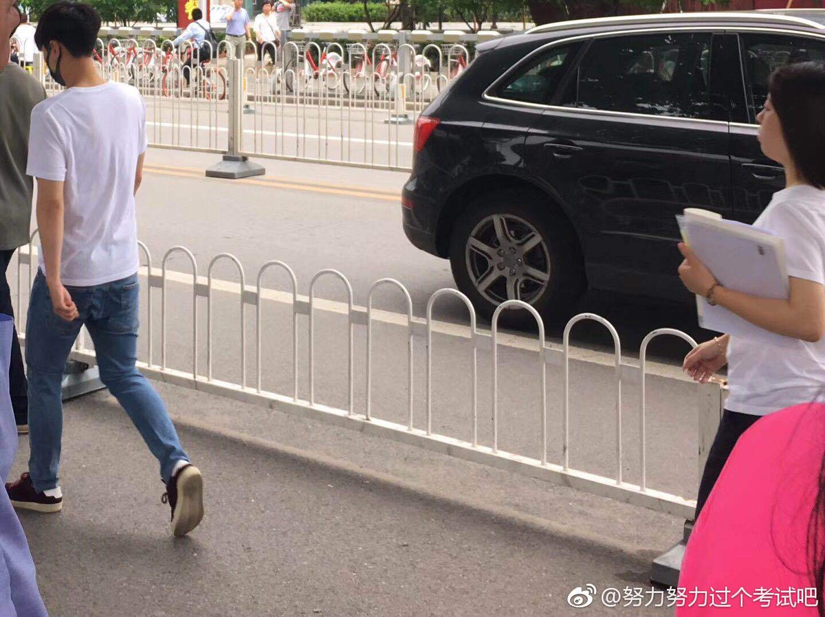 exofandotcom's tweet photo. someone spotted yixing infront of US embassy https://t.co/QJTSvR0ybb