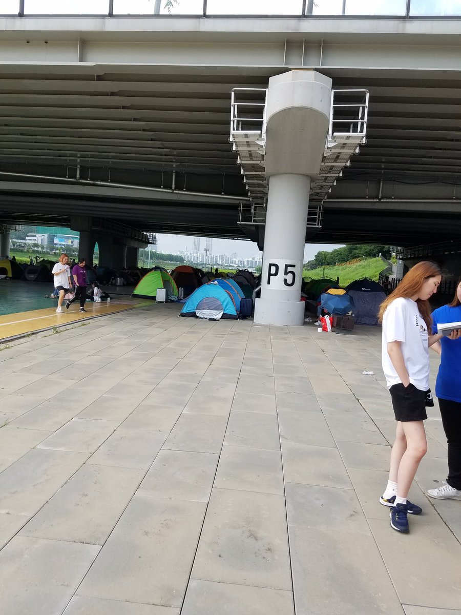 exofandotcom's tweet photo. wow exo-ls start to put up their tents ✊😂 https://t.co/3woCO00IVD