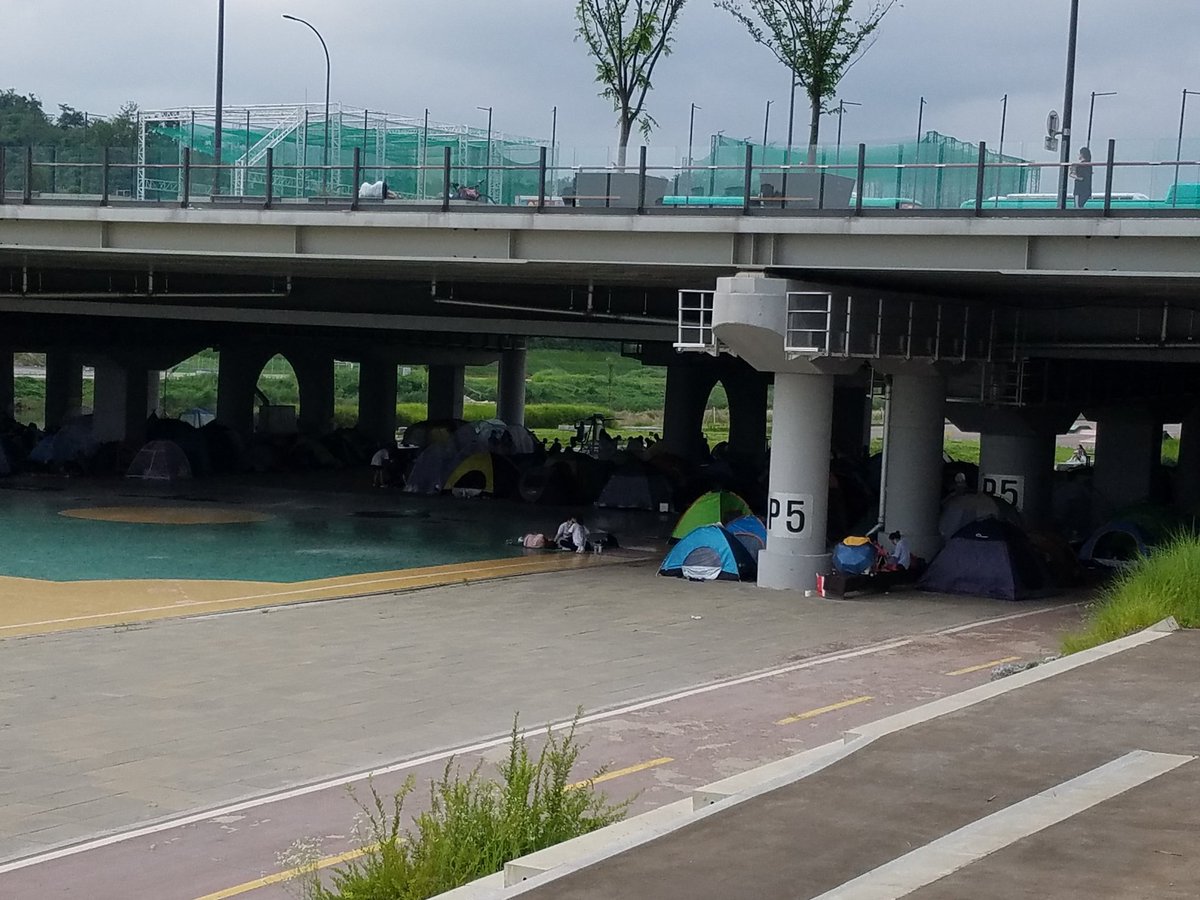 exofandotcom's tweet photo. wow exo-ls start to put up their tents ✊😂 https://t.co/3woCO00IVD