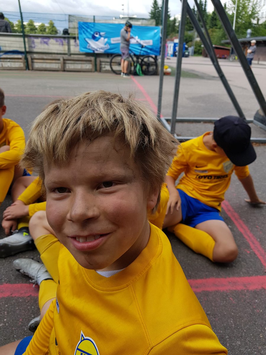 fckp2006's tweet photo. Vielä jatkuu... Rouheaa menoa Kalliossa, josko Laajasalossa vehreämmät kentät! KyIFKeltaisille 📢 - tsempit illan peliin! T. KyIFMusta ja KyIFSininen   💛💙🖤  #kyif06 #bettertogether2018 #HelsinkiCup2018 #iltalehti #kannustamua #kannustusjoukot  #lovetheball https://t.co/nYm7BORVRL