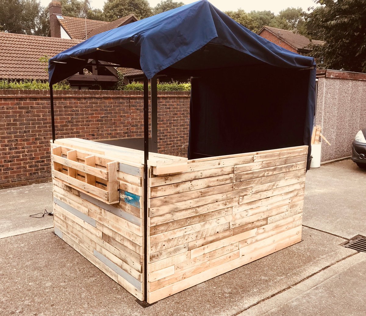 Another bespoke project by signaturen.. pallet food stall all breaks down for storage 👍