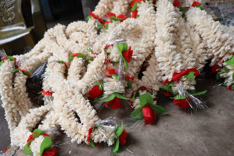 The journey of the #shola plant from being a stem in waist-deep water to becoming an exquisite #handicraft is documented in this beautiful image gallery: bit.ly/2uqLab2
#Sahapedia #Sholapith #woodcraft #Bengal #arts #craft #garland #traditional #heritage #IncredibleIndia
