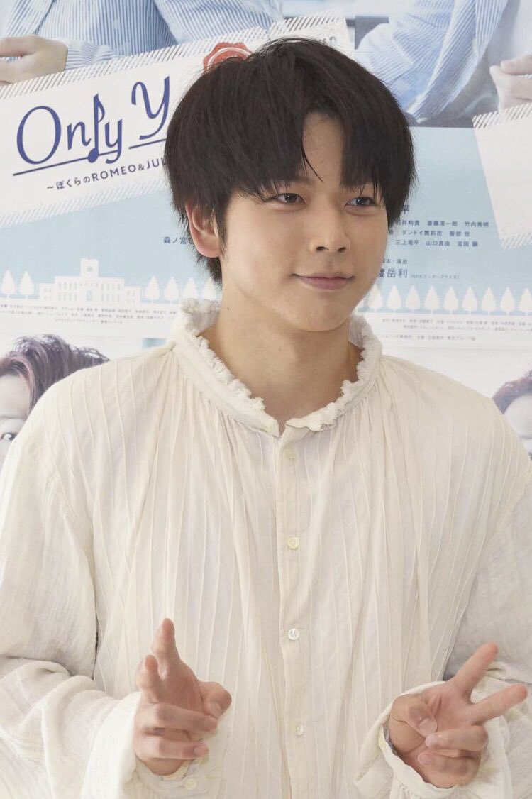 ゆかごん 色んな角度からのダブルピースが好きすぎる ていうか天使 可愛い ピースちょこんって そのビジュアルで その顔で 2回目の荒ぶり